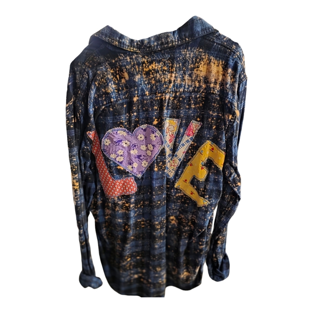 Women's Love Graphic Flannel Distressed And Upcycled Size Large 🥰 Adorbs🥰